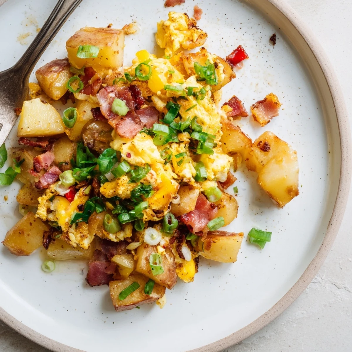 Herzhaftes Farmer’s Breakfast mit knusprigem Speck, Eiern und goldbraunen Kartoffeln.  