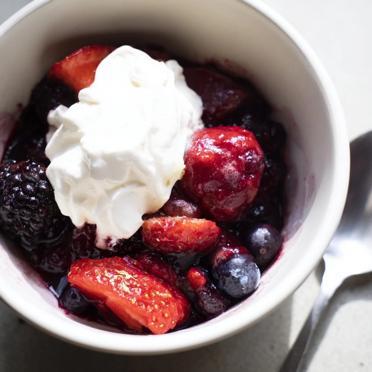 Ein verlockendes Bild von warmem Beerencoulis mit Sahne, fruchtigen Aromen sprudeln.