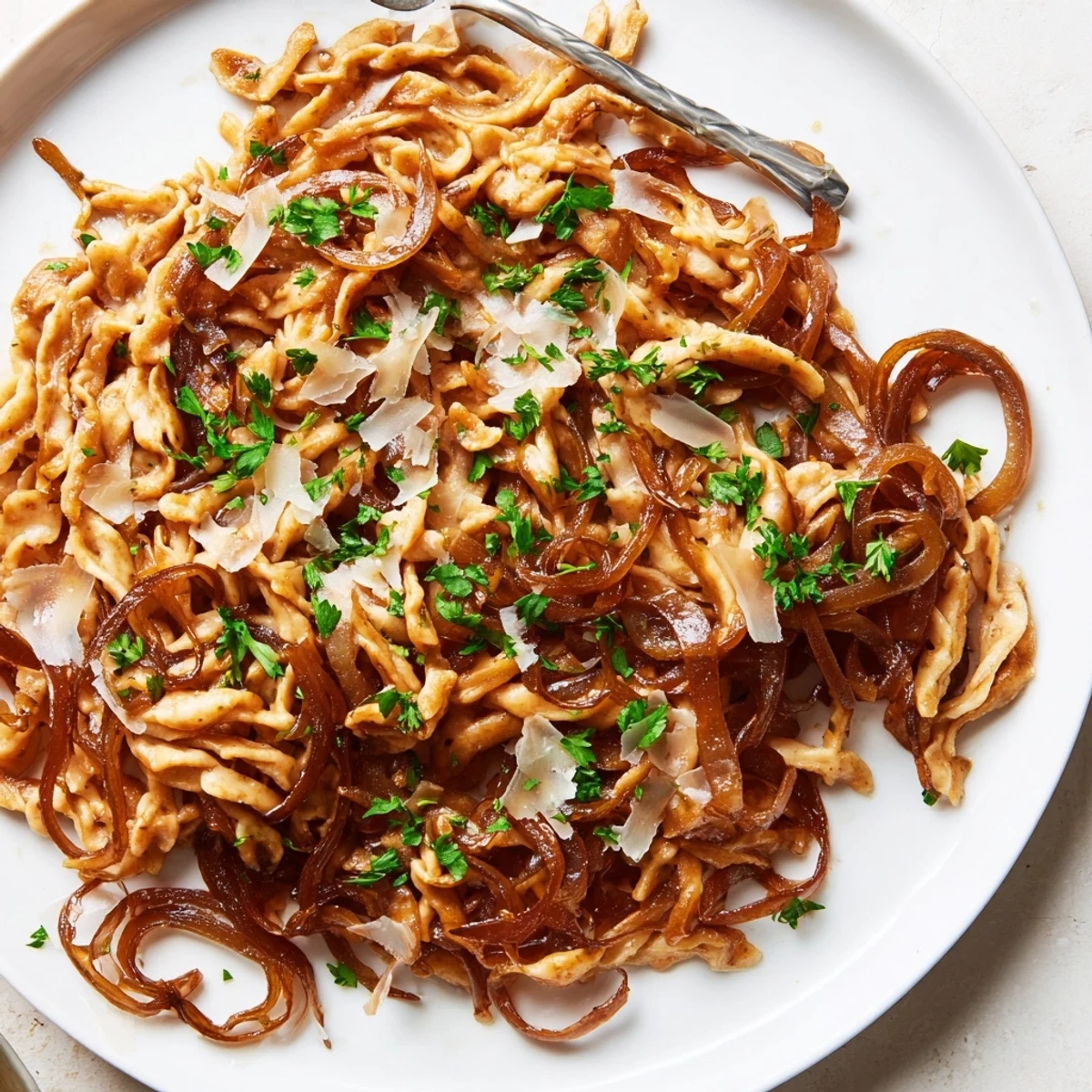Pillowiger Spaetzle mit zarten Zwiebeln, schmackhaft und perfekt als vegetarisches Hauptgericht.