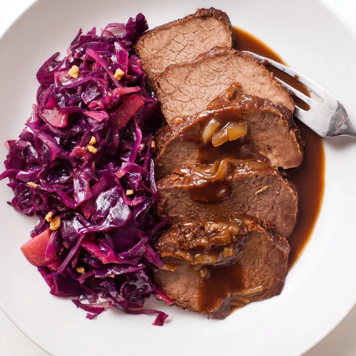 Traditioneller Sauerbraten mit mariniertem Rindfleisch und köstlichem Apfelrotkohl  
