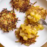 Knusprige Kartoffelpuffer: ein leckerer Genuss mit süßem, selbstgemachtem Apfelmus.