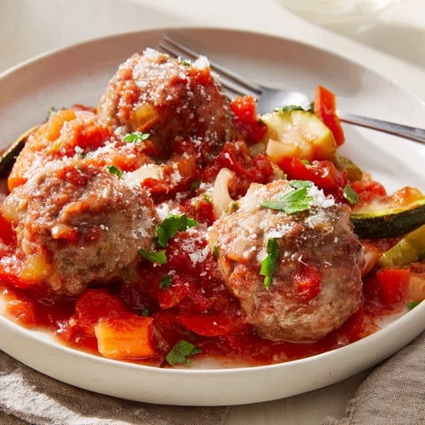 Saftige Fleischbällchen in einer bunten Gemüsesauce – köstliches Rezept für eine Pfanne.