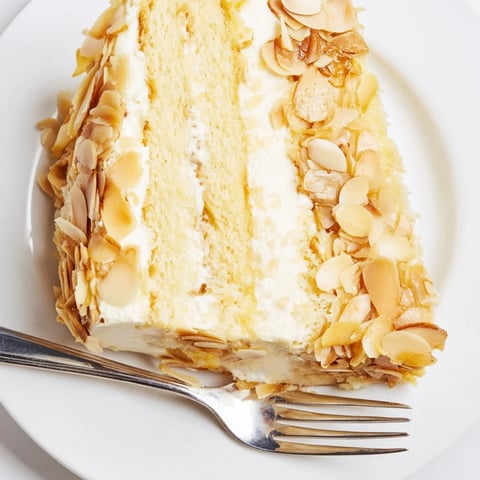 Zartes Bee Sting Cake mit cremiger Vanillefüllung und gerösteten Mandeln.